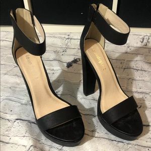 Laundry List  Women’s Nubuck Black Open Toe Sandle